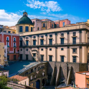 Descubra a pérola do Renascimento Napolitano: o Complexo Monumental de Sant'Anna dei Lombardi em Nápoles