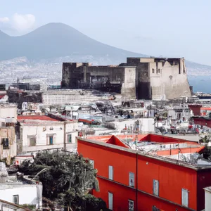 Naples-i açyň: onlaýn söwda barada aýdylanda-da, garaşylmadyk zatlardan doly şäher!